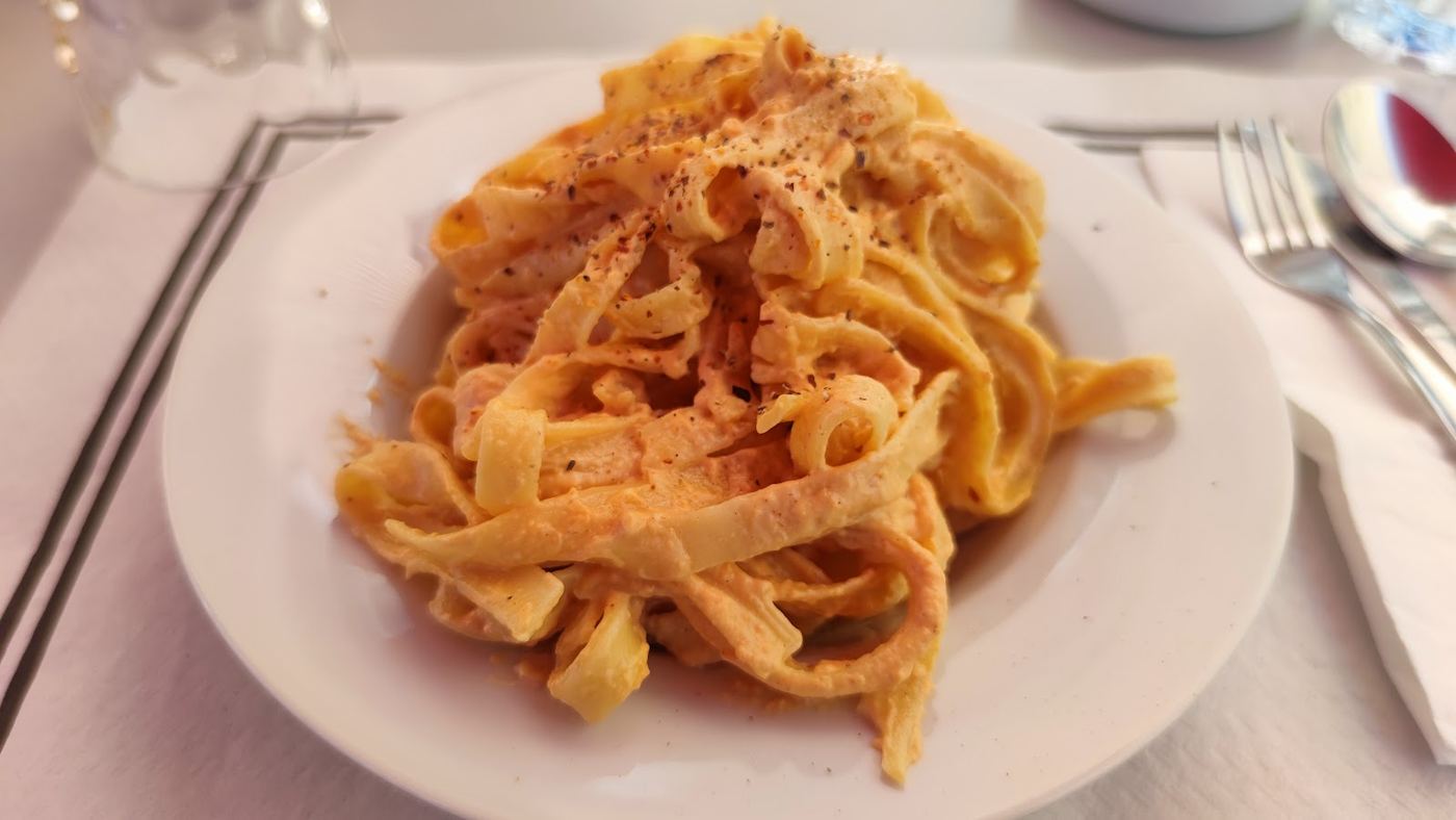 Tagliatelle con salsa cremosa, plato de pasta fresca.